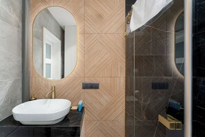 Dusche, kostenlose Toilettenartikel, Haartrockner, Handtücher