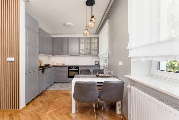Réfrigérateur, un four, surface de cuisson, lave-vaisselle