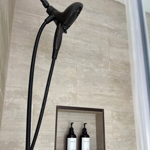Regadera, secadora de cabello, toallas, jabón