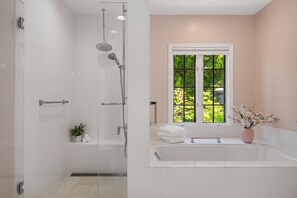 Ducha, secador de pelo, toallas
