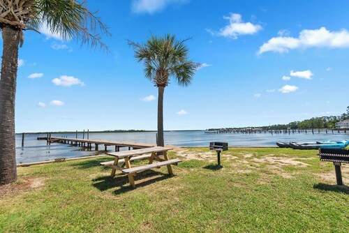 Charming 5-bedroom house with fully fenced yard with pool in Fairhope