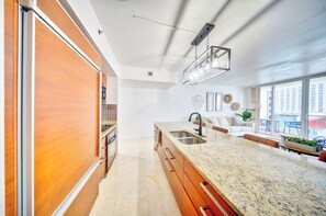 Appartement exĂ©cutif, vue sur lâocĂ©an | Cuisine privĂ©e | RĂ©frigĂ©rateur grande capacitĂ© avec congĂ©lateur, four Ă micro-ondes