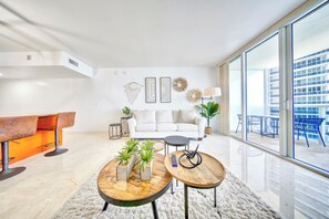 Laptop workspace, iron/ironing board, free cots/infant beds, free WiFi - South City Suites (Hallandale Beach)