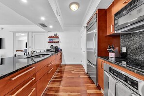 Departamento presidencial, 2 habitaciones, vista al océano | Cocina privada | Refrigerador con congelador, microondas, horno y parrilla de estufa 
