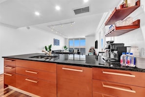 Appartement prĂ©sidentiel, 2 chambres, vue sur lâocĂ©an | Cuisine privĂ©e | RĂ©frigĂ©rateur grande capacitĂ© avec congĂ©lateur, four Ă micro-ondes