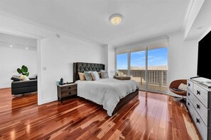 Laptop workspace, iron/ironing board, free cots/infant beds, free WiFi - South City Suites (Hallandale Beach)