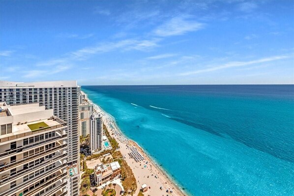 Laptop workspace, iron/ironing board, free cots/infant beds, free WiFi - South City Suites (Hallandale Beach)