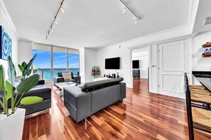Departamento presidencial, 2 habitaciones, vista al océano | Espacio para trabajar con laptop y tabla de planchar con plancha 