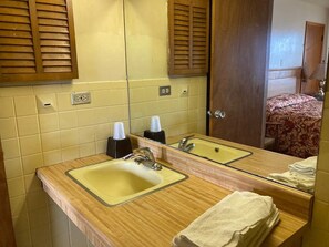 Kombinert dusj/badekar, håndklær og toalettpapir