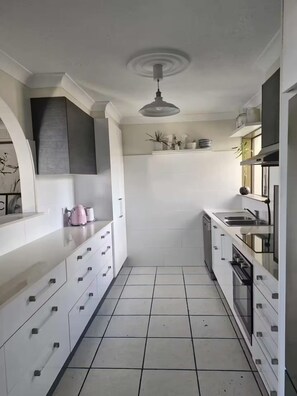 Private kitchen - Mykonos Absolute beachfront apartments (Surfers Paradise)