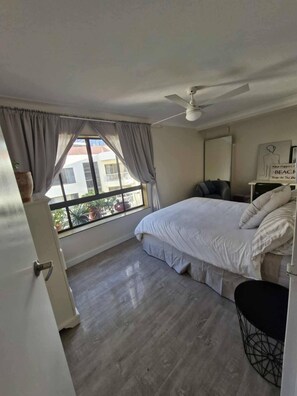 2 bedrooms, iron/ironing board, WiFi, bed sheets - Mykonos Absolute beachfront apartments (Surfers Paradise)