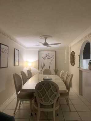 Dining - Mykonos Absolute beachfront apartments (Surfers Paradise)
