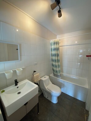 Sèche-cheveux, savon, papier toilette