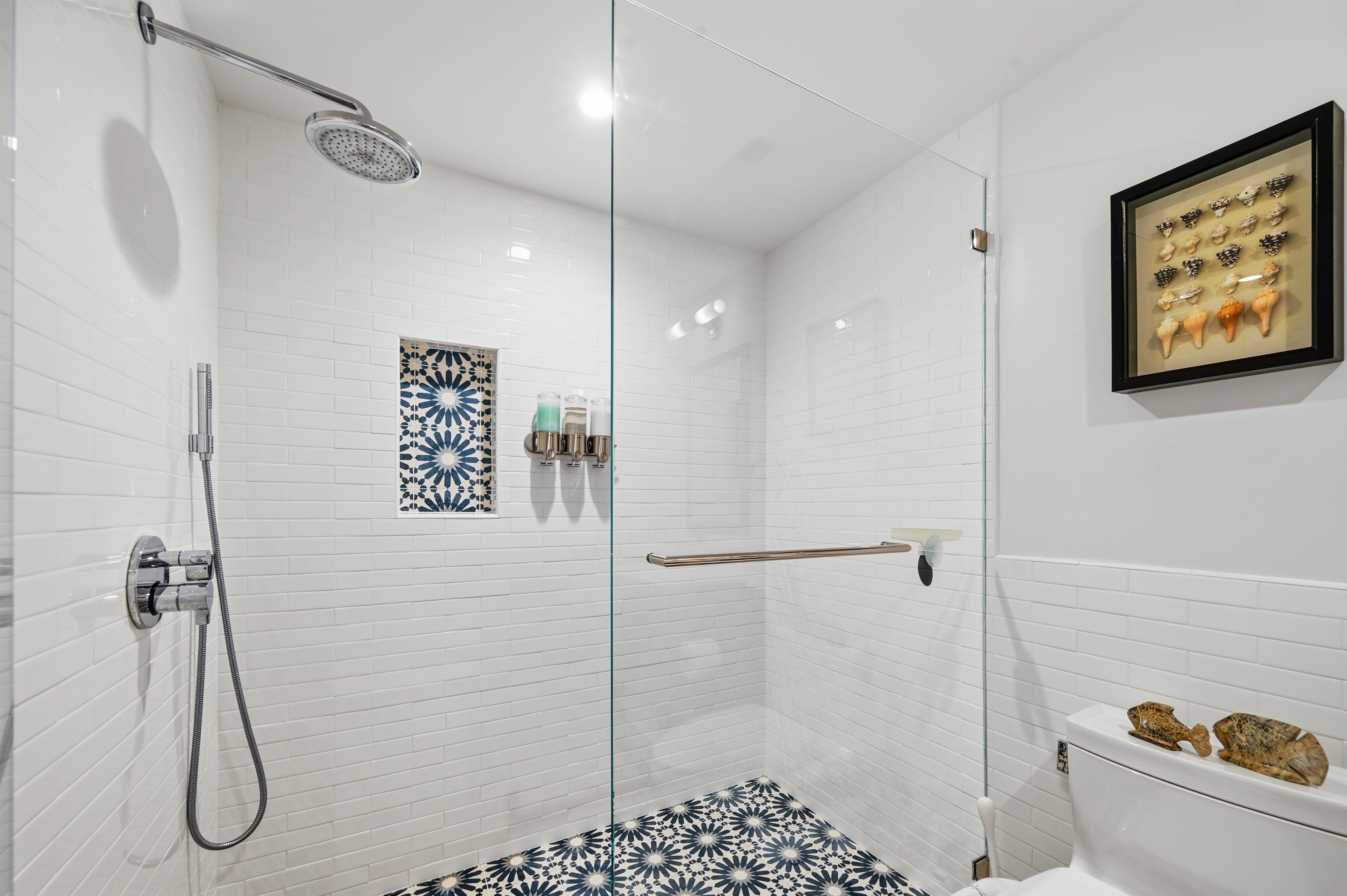Een douche, een haardroger, een bidet, handdoeken