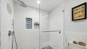 Een douche, een haardroger, een bidet, handdoeken