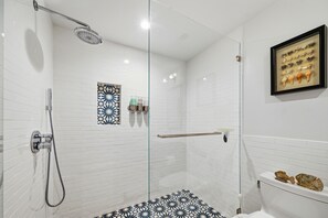 Ducha, secador de pelo, bidet, toallas