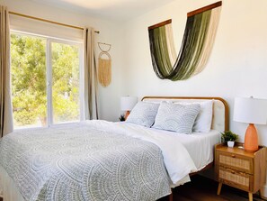 2 عدّة غرف نوم ومكتب ومكواة/لوح كي وسرير سفر