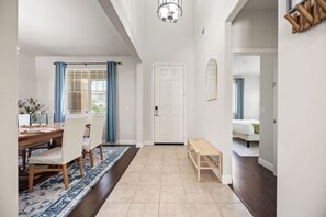 5 chambres, fer et planche à repasser, Wi-Fi, draps fournis