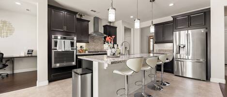 Microondas, horno, placa de cocina y lavavajillas