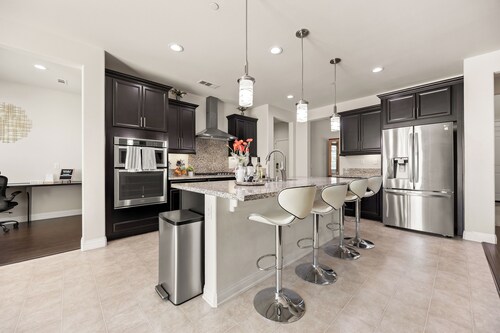 Spacious 5BR 4BA House in Jurupa Valley / BBQ Grill