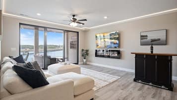 TV connectée, cheminée, livres