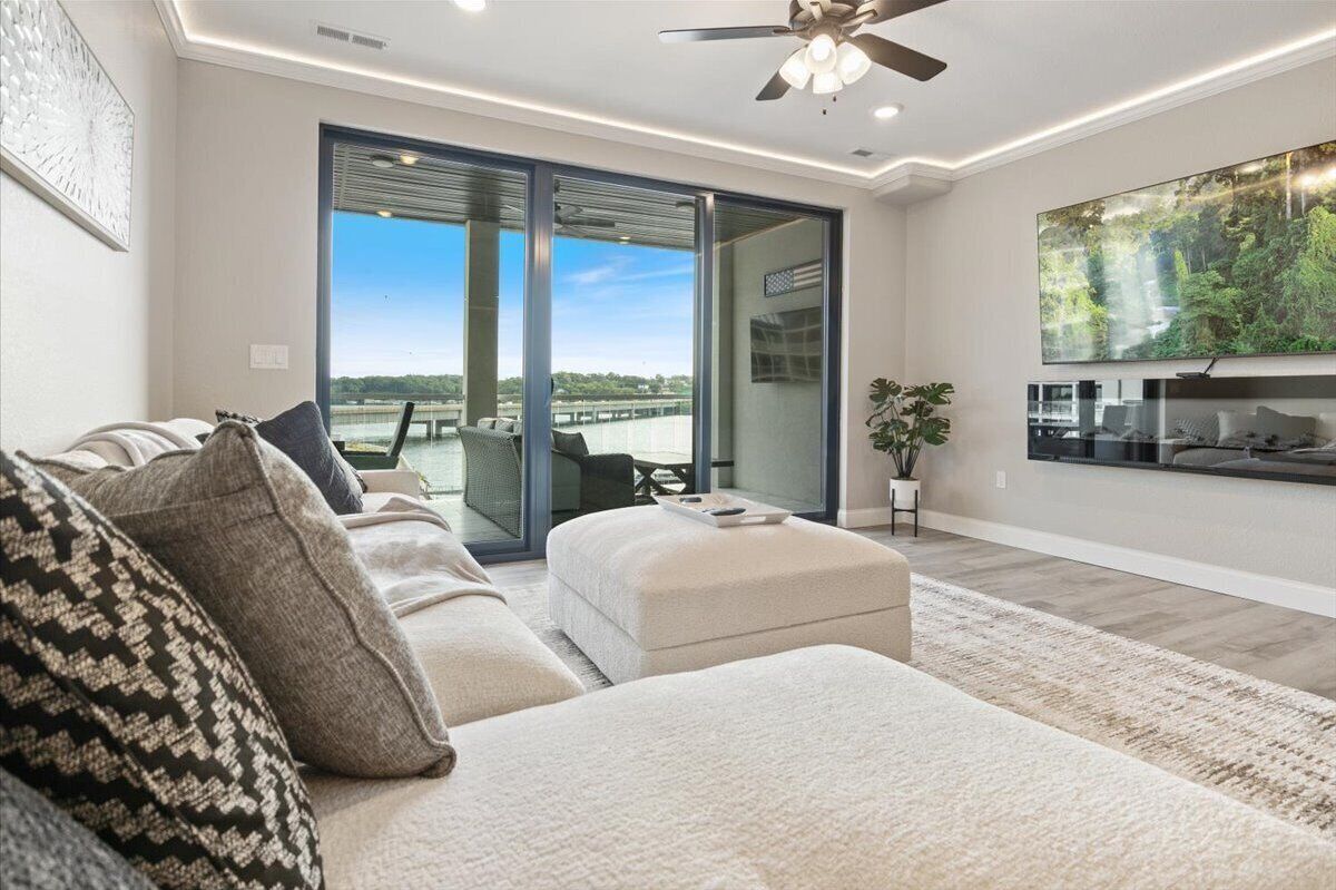 Smart-tv, een open haard en boeken