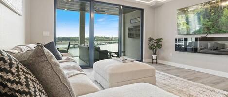 Smart-tv, een open haard en boeken