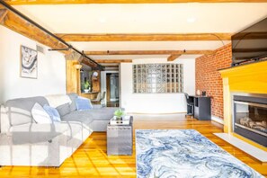 TV, fireplace