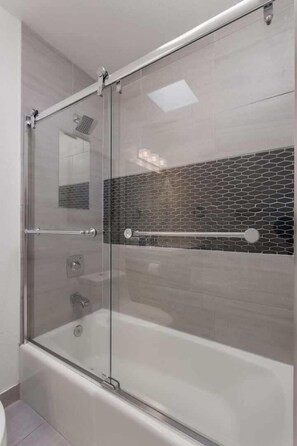 Douche, séchoir à cheveux, serviettes fournies, shampooing