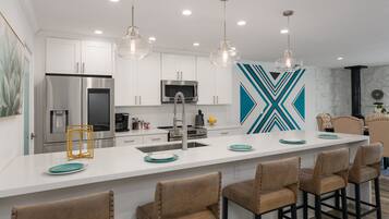 Køleskab, mikrobølgeovn, ovn, kogeplade