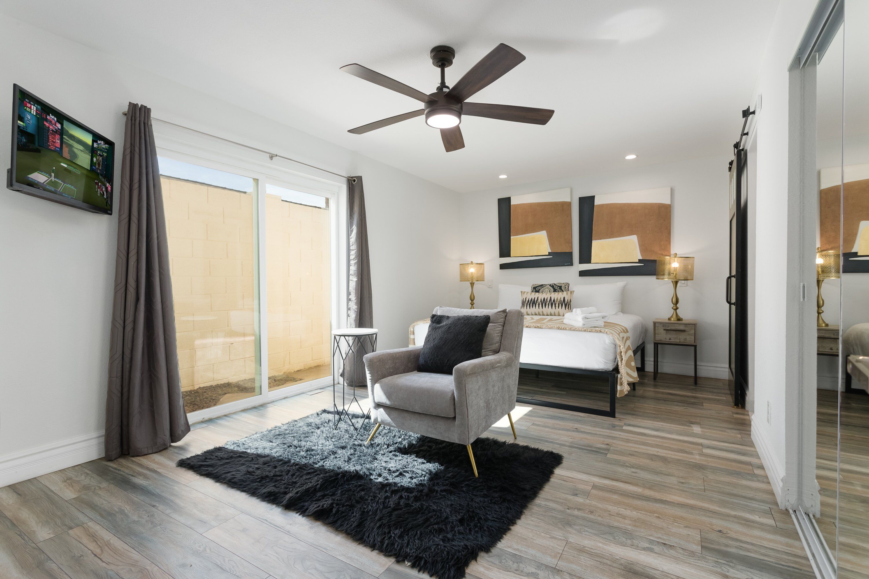 3 chambres, bureau, fer et planche à repasser, lit parapluie