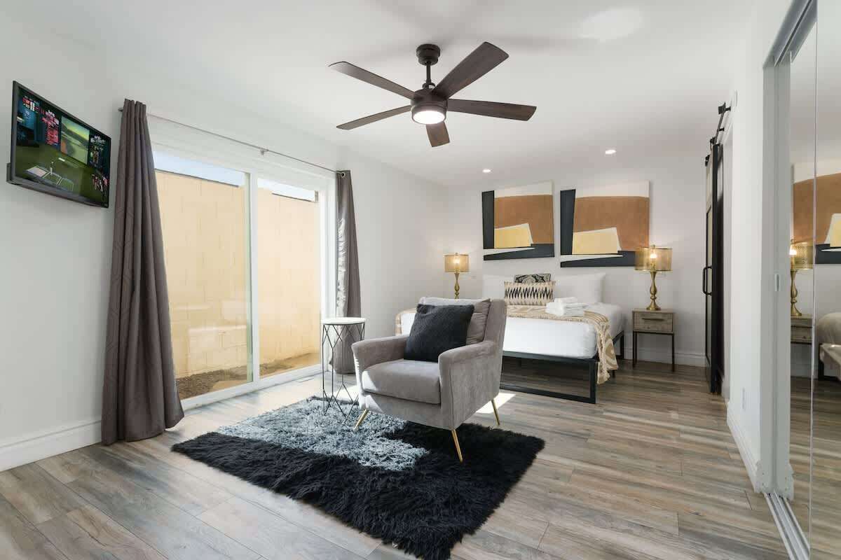 3 habitaciones, escritorio y tabla de planchar con plancha 