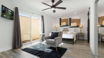 3 habitaciones, escritorio y tabla de planchar con plancha