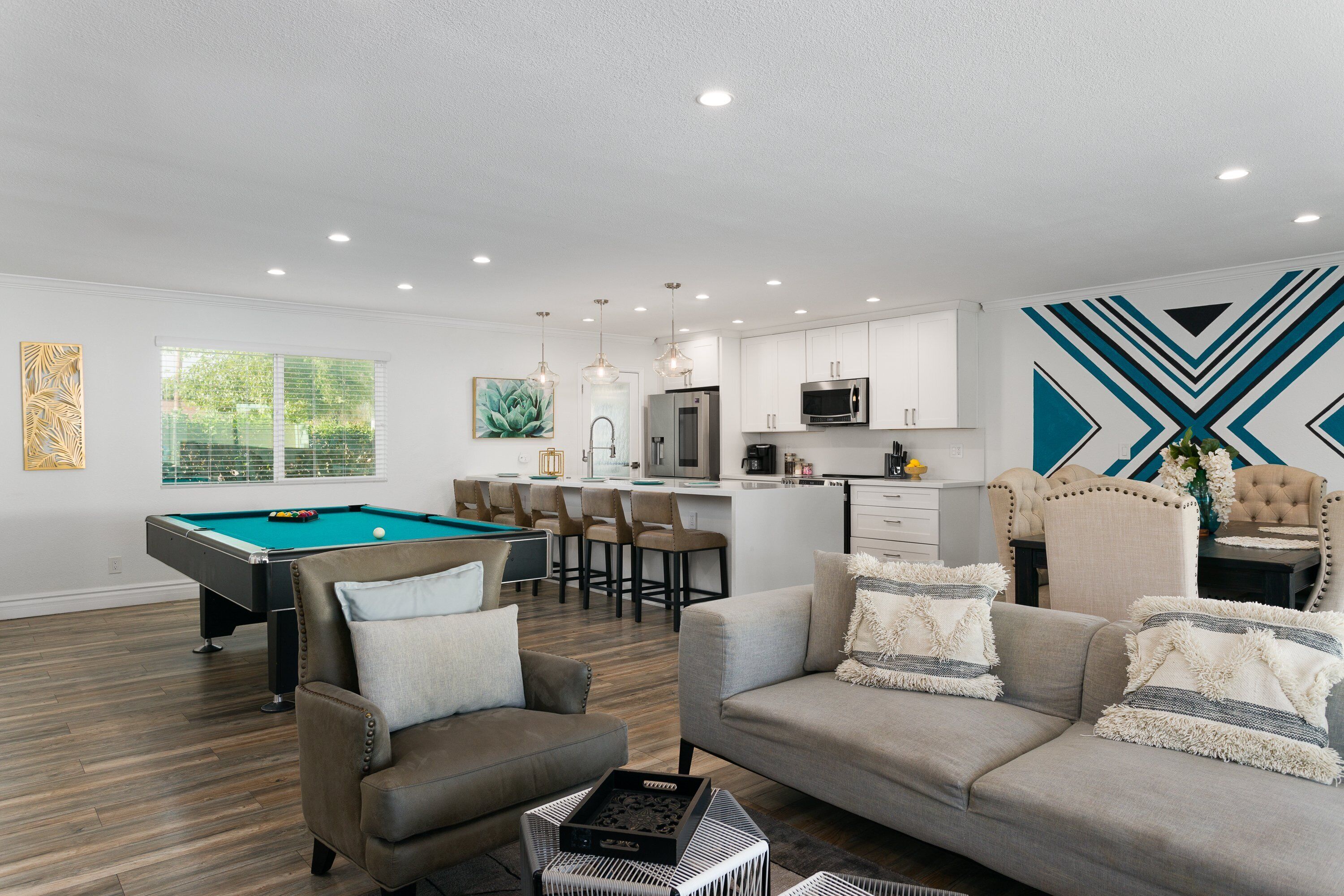 TV connectée, livres, espaces bureaux