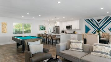 TV connectée, livres, espaces bureaux