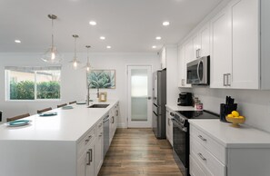 Frigorífico, microondas, horno y placa de cocina