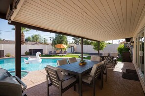 Outdoor dining - Sunkiss - Pool, Spa & Mini Golf - Mins to Old Town (Scottsdale)