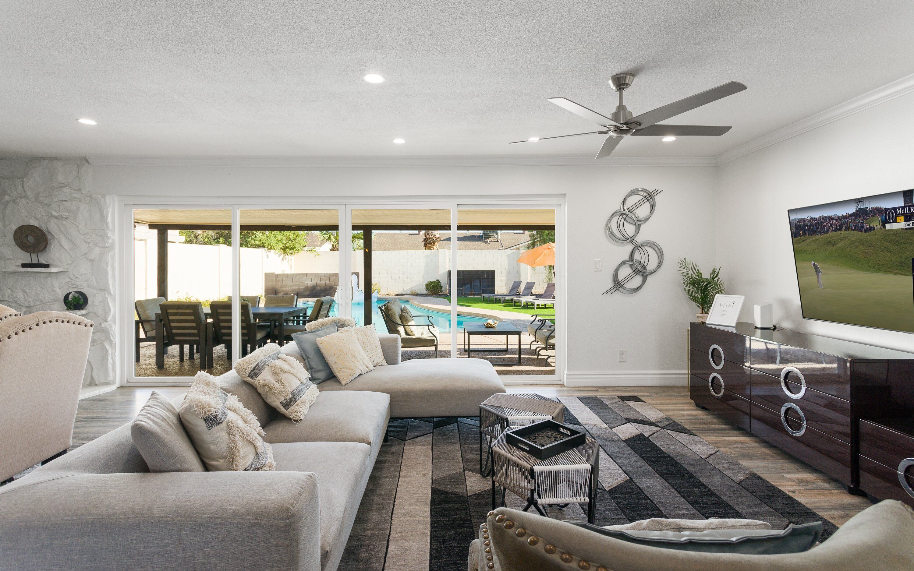 TV connectée, livres, espaces bureaux