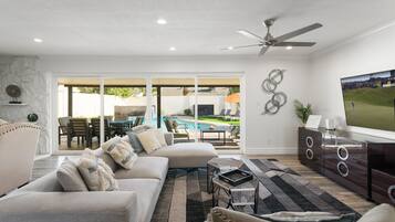 Smart TV, buku, dan kantor