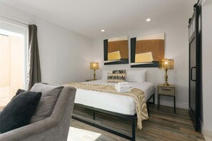 3 chambres, bureau, fer et planche à repasser, lit de bébé portatif
