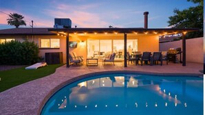 A modern house with a swimming pool, outdoor seating, and a covered patio area. - Sunkiss - Pool, Spa & Mini Golf - Mins to Old Town (Scottsdale)