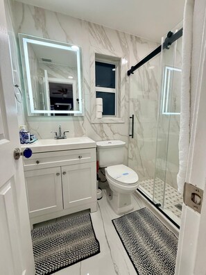 Dusj, håndklær, såpe og toalettpapir