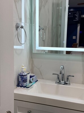 Douche, serviettes fournies, savon, papier toilette
