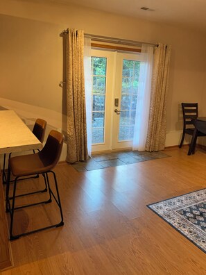 Interior - Spacious Studio Summit Area (Tacoma)