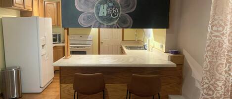 Kjøleskap, mikrobølgeovn, ovn og kokeplater