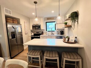 Réfrigérateur, four à micro-ondes, un four, surface de cuisson