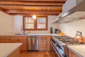 Fridge, oven, stovetop, coffee/tea maker