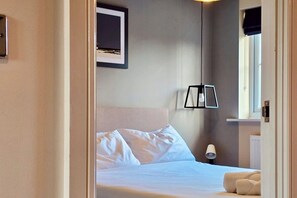 2 bedrooms, desk, iron/ironing board, WiFi