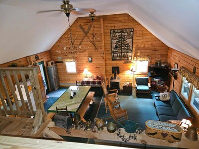 Peaceful cabin in tranquil,  private woodland