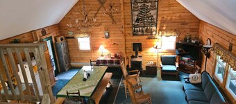 Peaceful cabin with AC in tranquil, private woodland